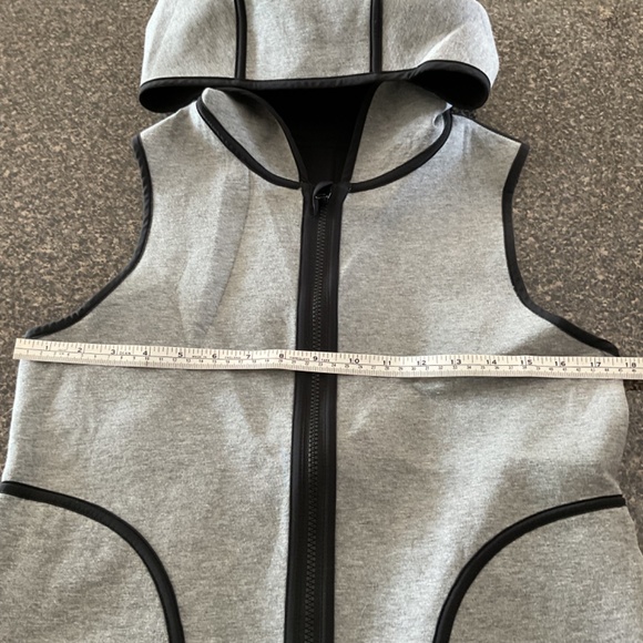 Lululemon Reversible Vest, Size 6 - Picture 6 of 10